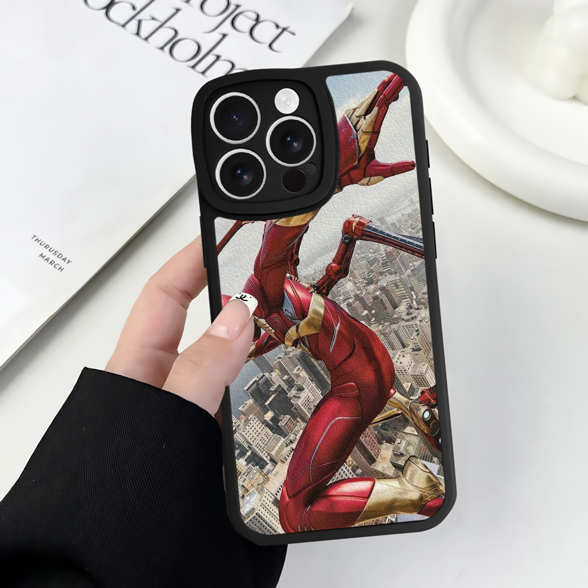 Spider Man スパイダーマン 【iPhone 16シリーズ対応】シリコンスマホケース（レザー調） 材質：シリコン